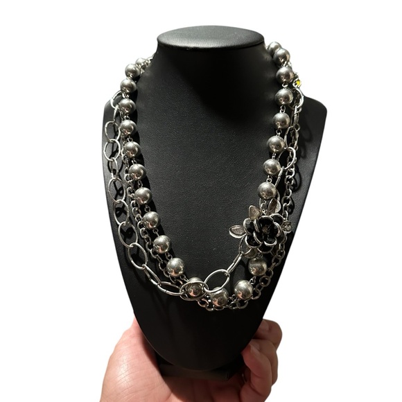 Vintage Elegant Silver Necklace with Floral Accent - Picture 2 of 4